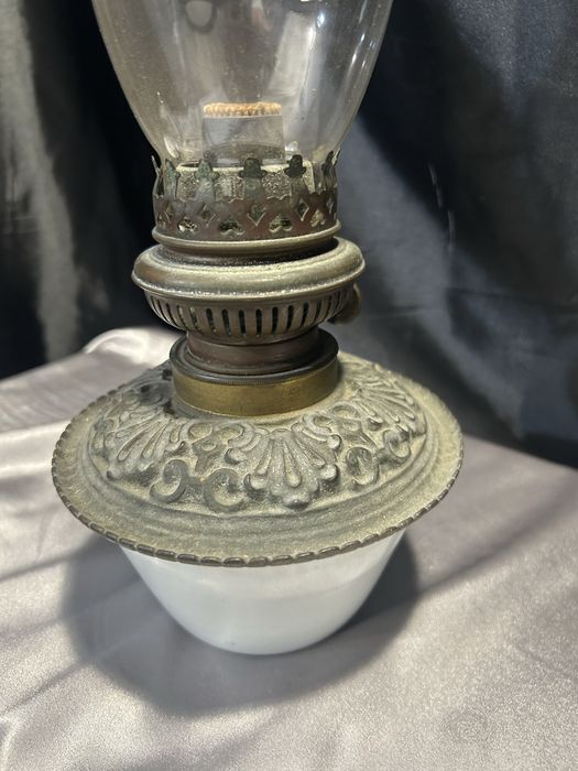 Lampa Naftowa z Białym Ceramicznym Zbiornikiem