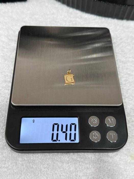 Złota zawieszka papirus z literką G 585 – elegancka, 1 cm, 0,4 g