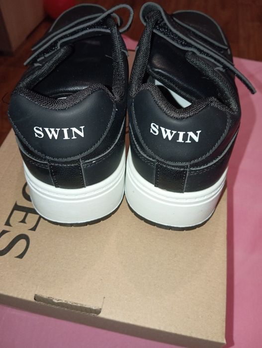 Нові зимові кросівки