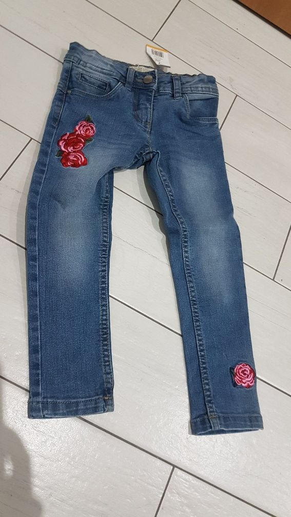 Nowe jeansy z haftem r. 104