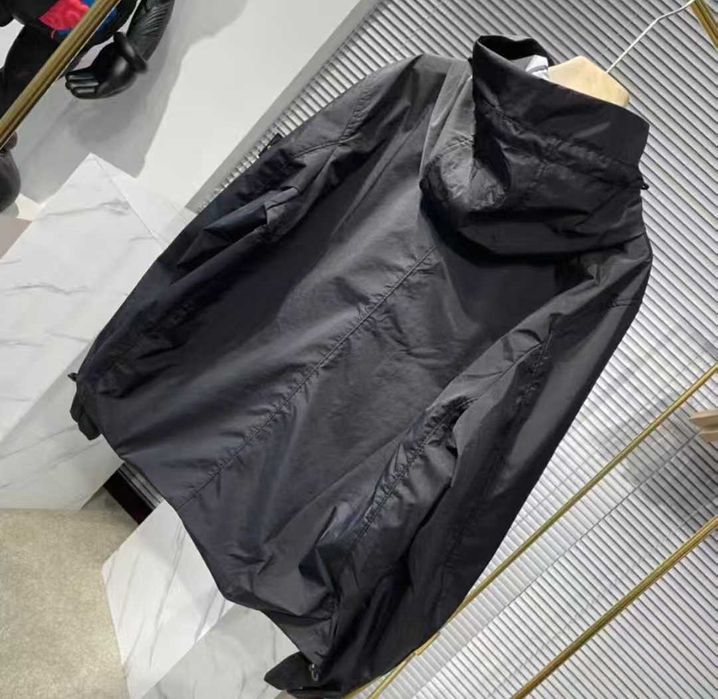 Kurtka z kapturem Stone Island – stylowa ochrona na co dzień /L