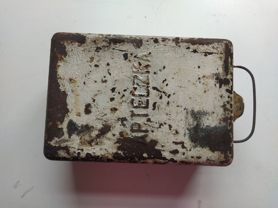 Stara apteczka metalowa retro vintage PRL