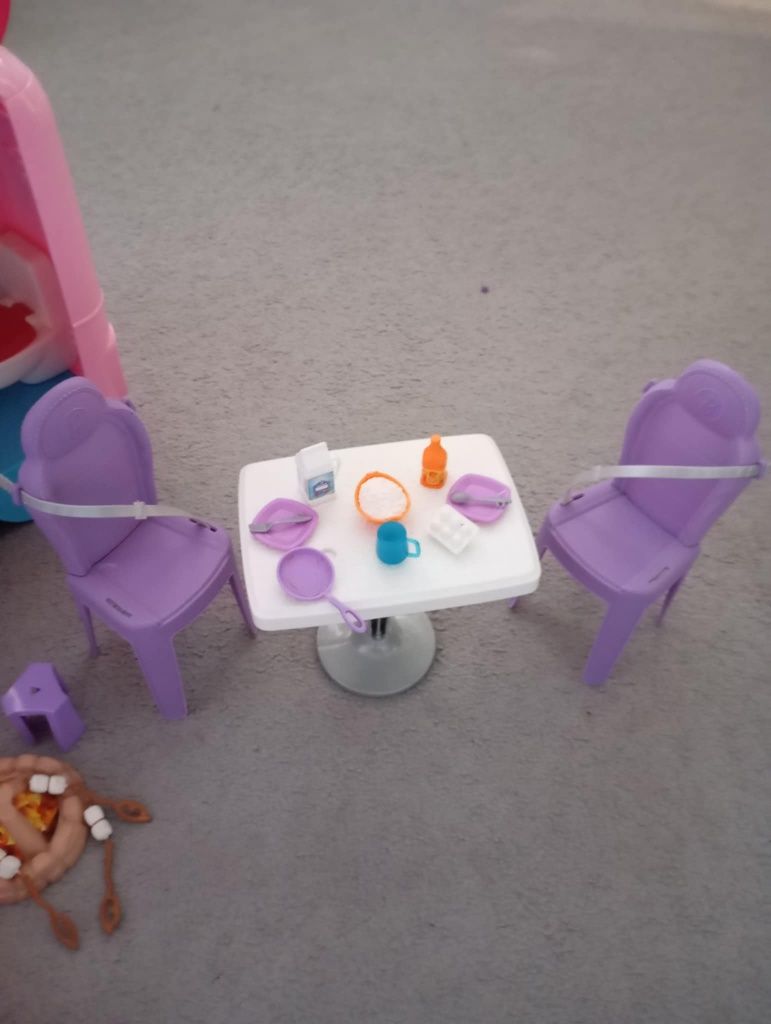 Kamper Barbie z basenem