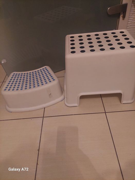 Dwa podesty mało używane