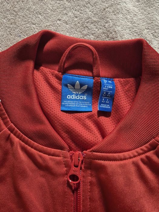 Красная кофта adidas