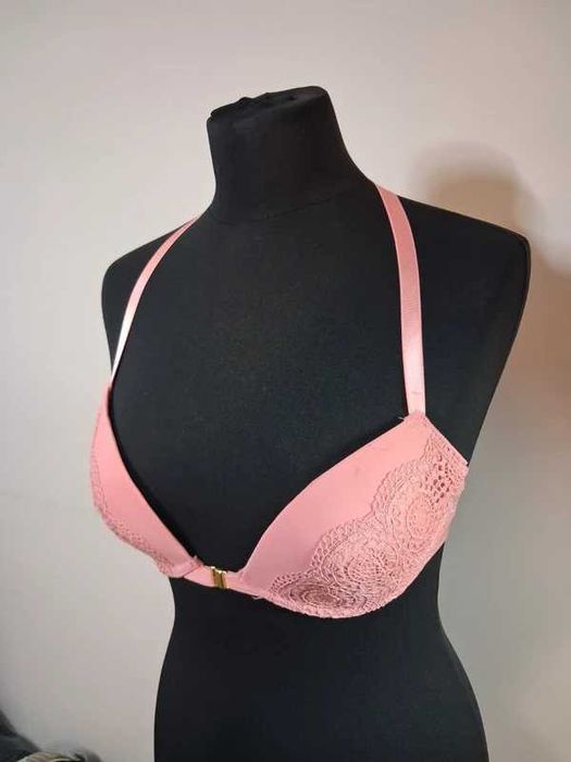 Różowy biustonosz z koronką i zapięciem z przodu