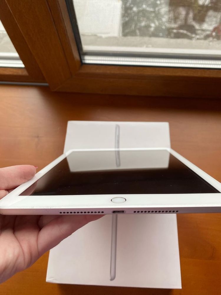 продам Apple iPad 128 GB Wi-Fi Silver 2018