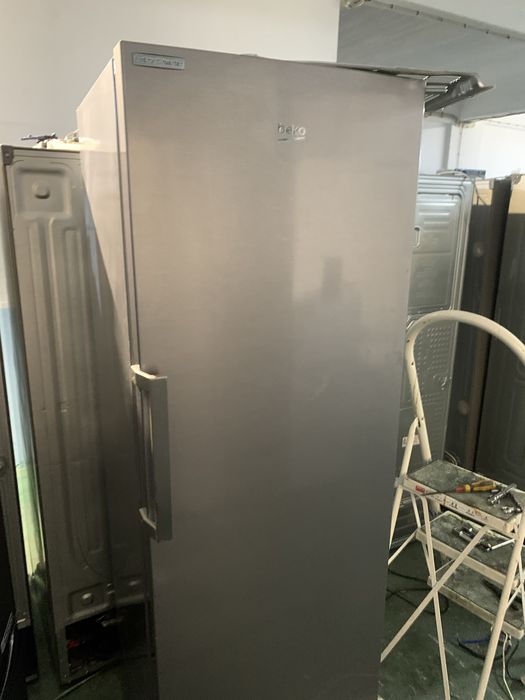 Arca Beko congeladora cinza