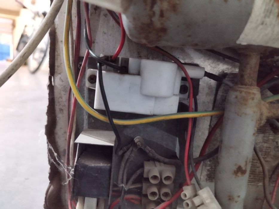 Frigorífico trivalente Electrolux com congelador separado para autocar