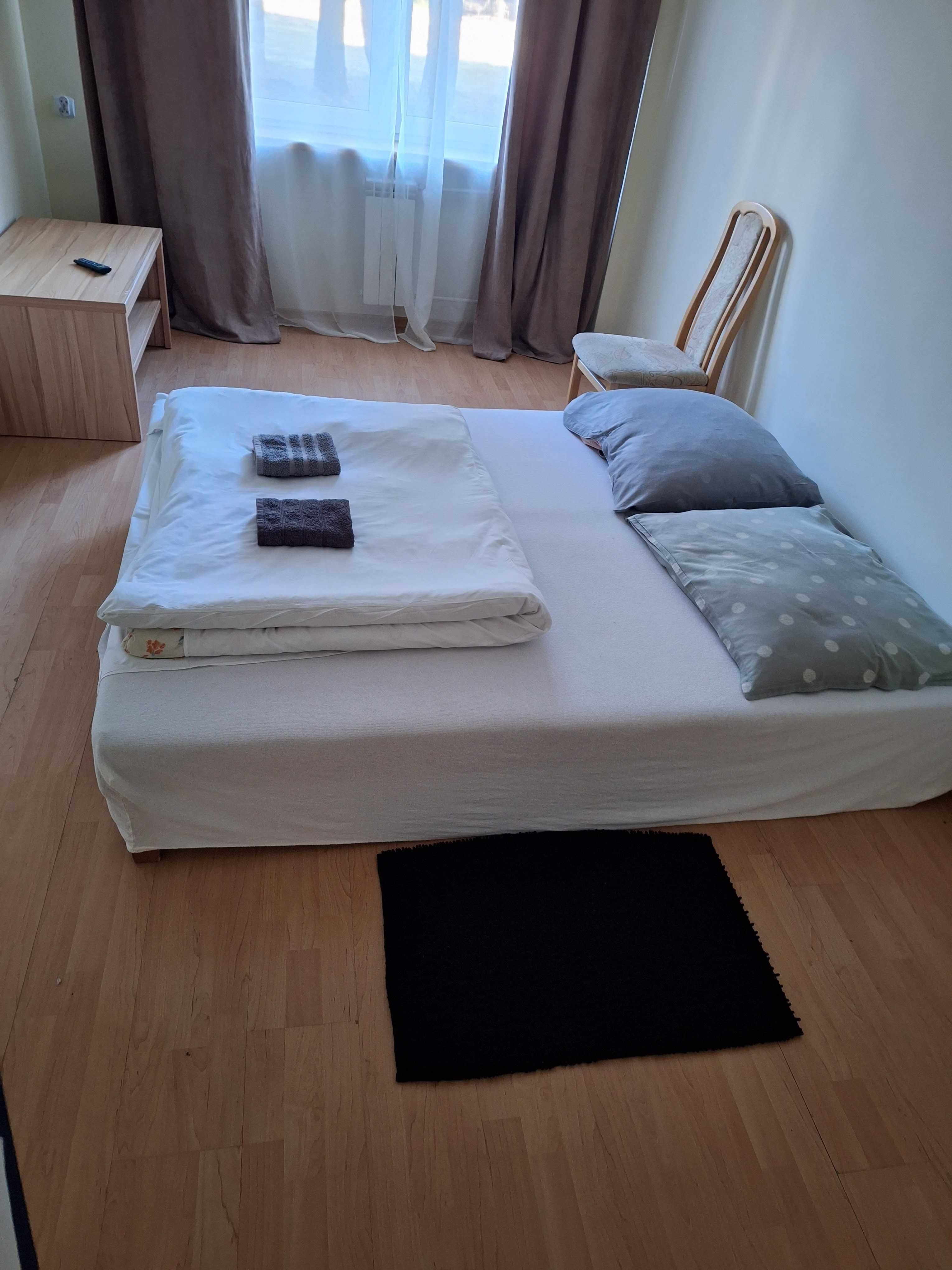 Likwidator sprzeda zestaw łóżek i tapczanów.