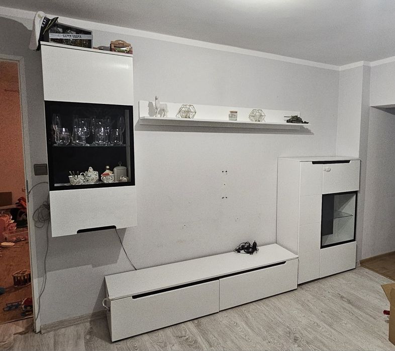 Biała pojemna meblościanka do salonu