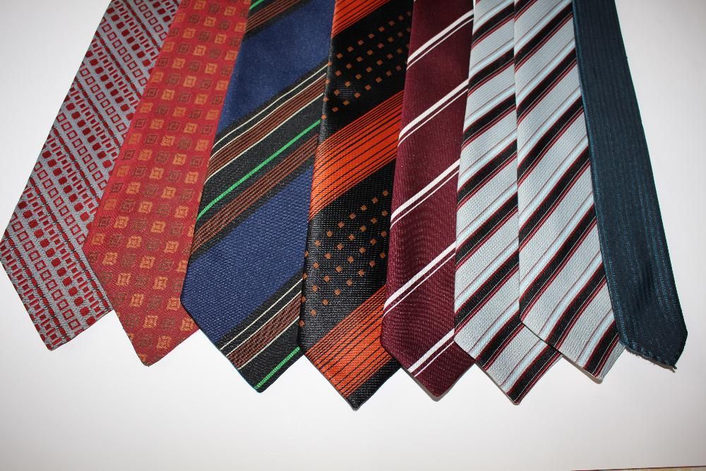 Stylowe krawaty z czasów PRL, retro-vintage, wzory geometryczne, paski