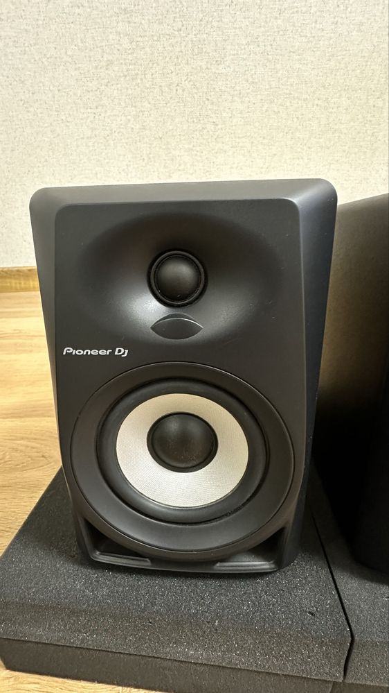 Студійний монітор Pioneer DM-40BT