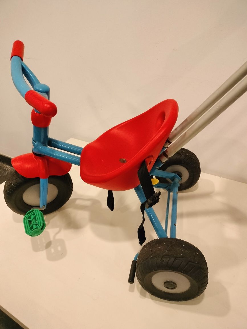 Triciclo com cabo guiador (empurrar)