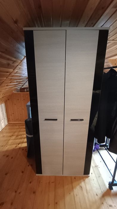Szafa dwudrzwiowa z dwoma półkami i zawieszeniem na ubrania