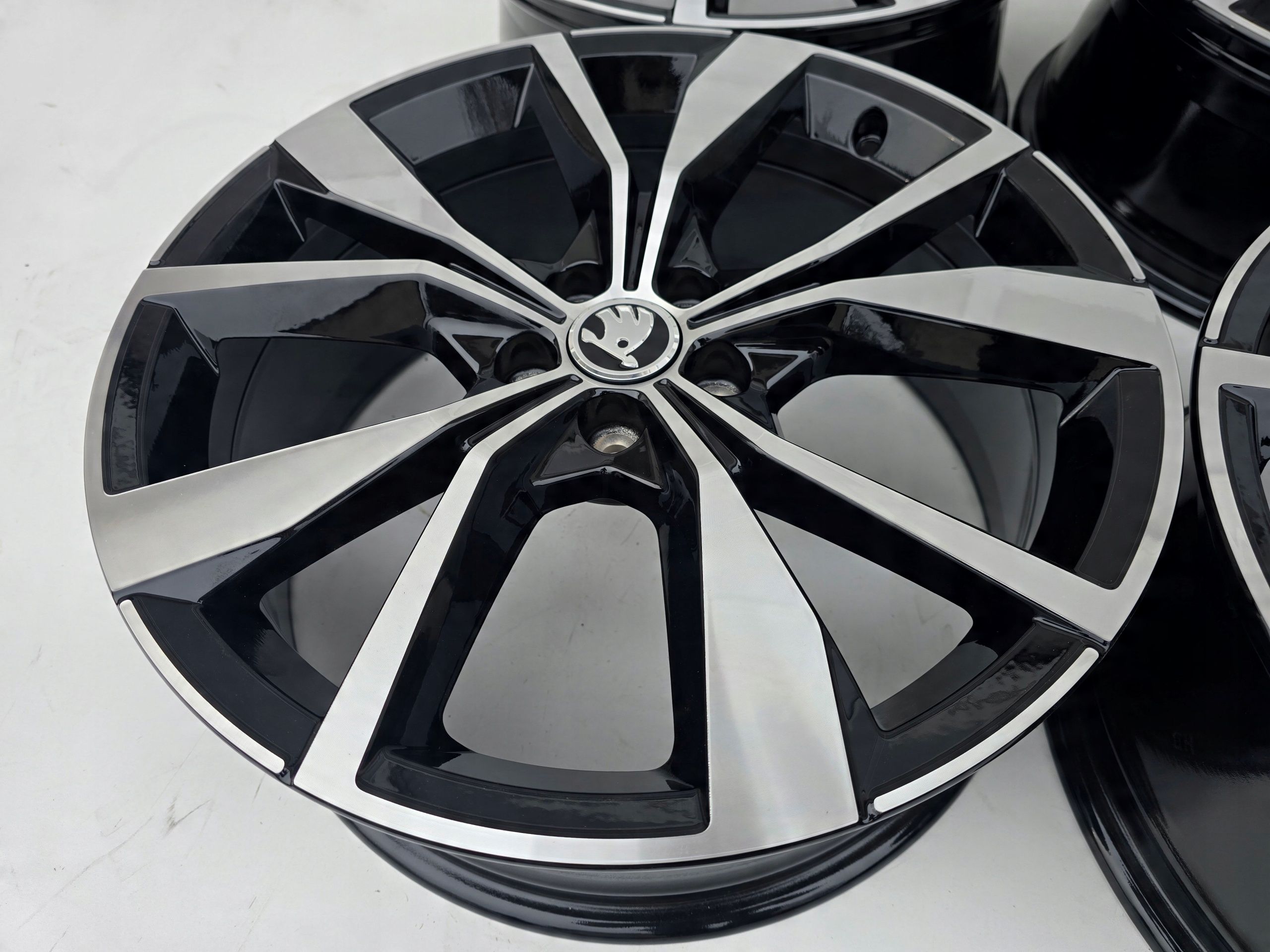 Skoda Scala Kamiq Fabia 18'' 5X100 ET39 7J Nowe 4X