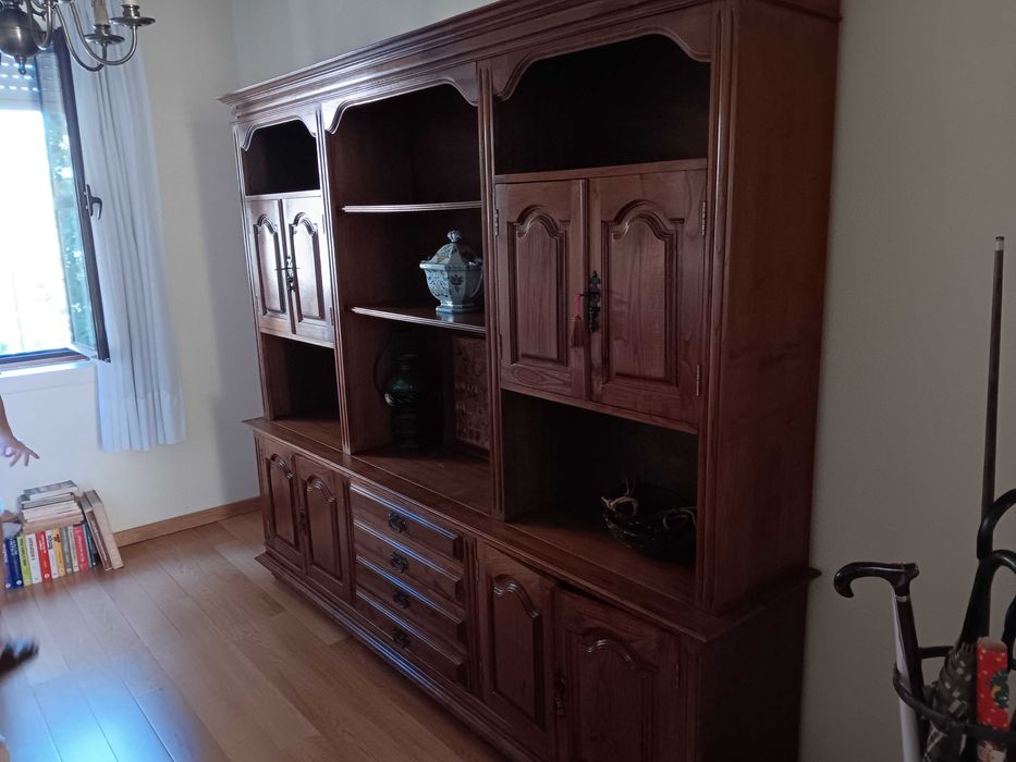 Estante de sala de  madeira  em muito bom estado.
