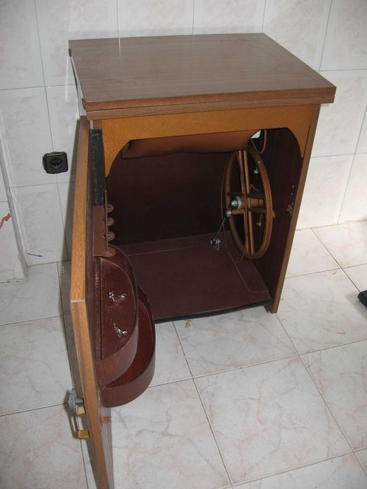 Máquina de Costura PFAFF 46 Automática, com Móvel