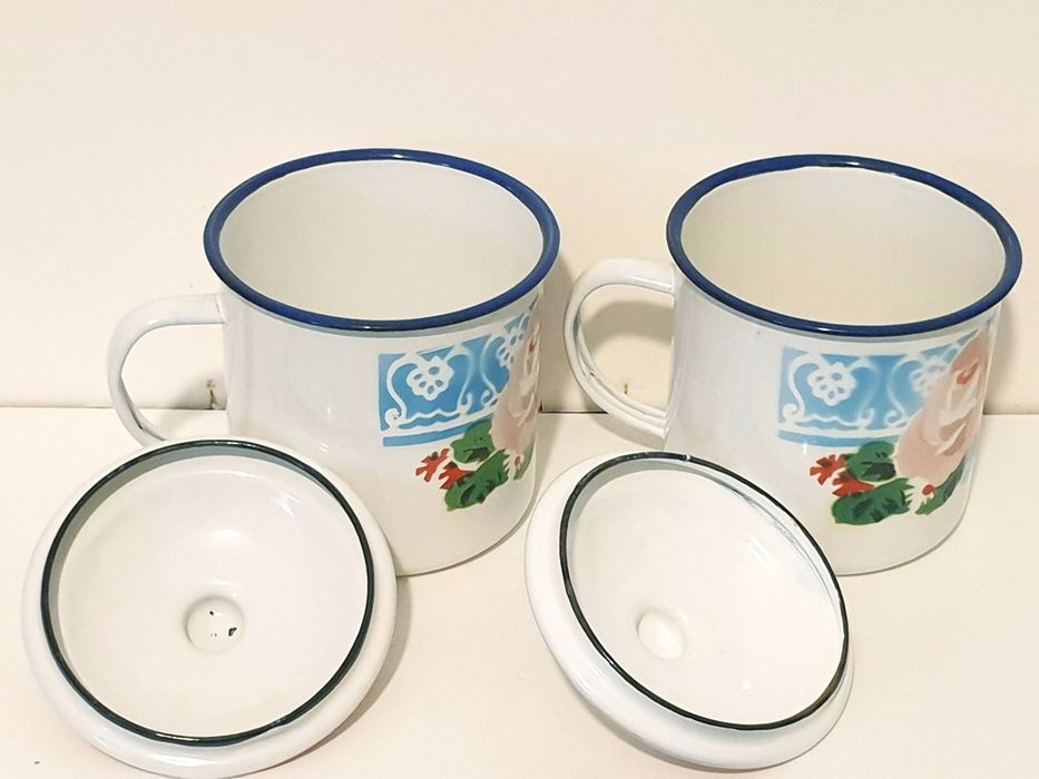 2 antigas grandes lindas canecas esmaltadas com tampas