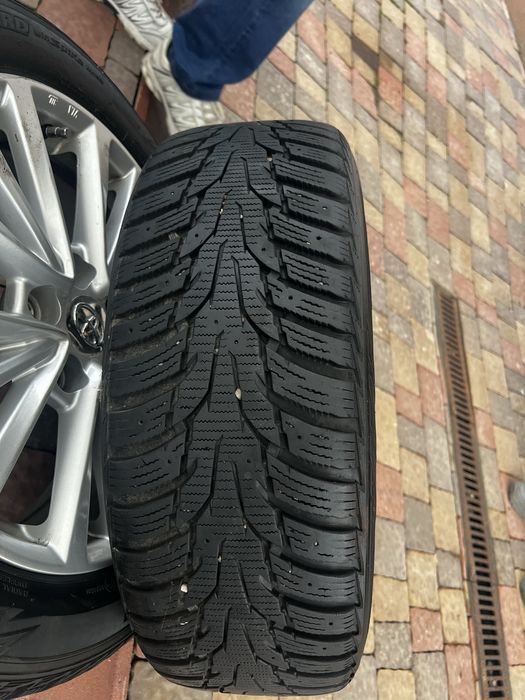 Прдам зимову гуму Nexen  215/55 r 17  ост 7 мм