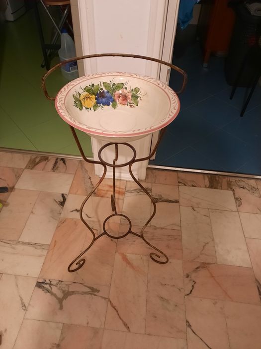 Lavatório antigo de porcelana