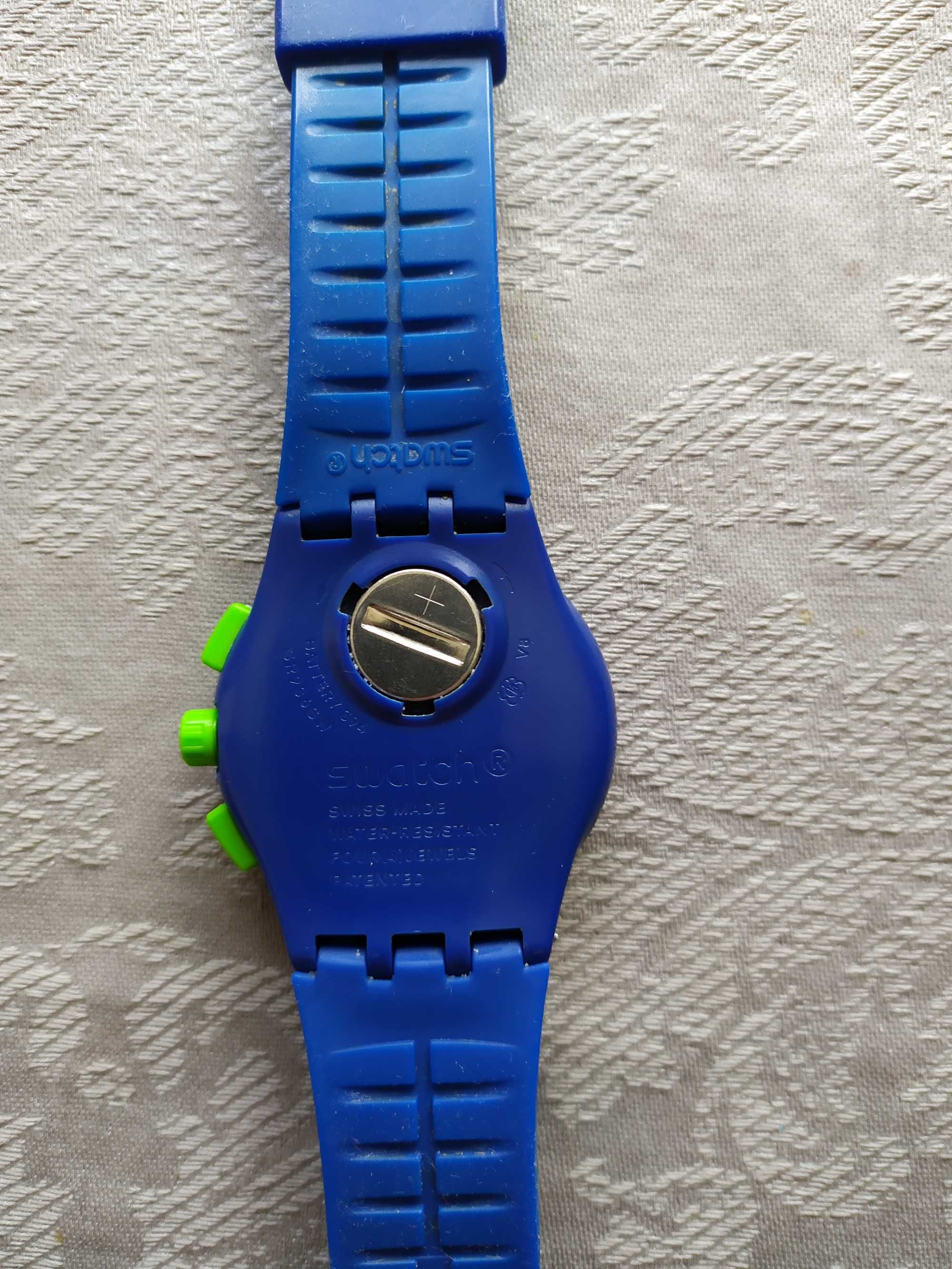 Swatch Azul e verde, com um risco quase imperceptível
