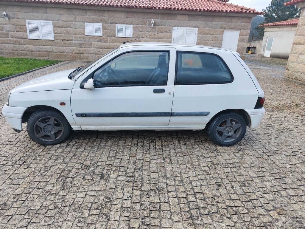 Clio 1.9 para peças