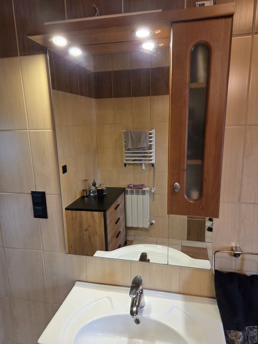 Umywalka szafka lustro z oświetleniem łazienkowe