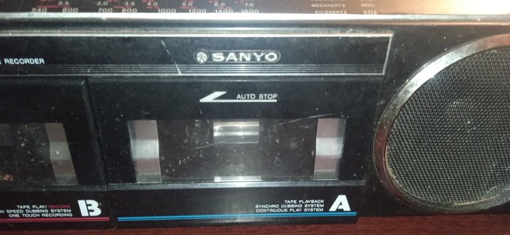 Magnetofon na kasety z radiem