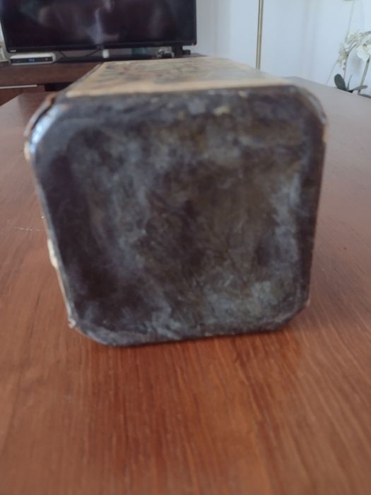 Stara włoska karafka okuta skorą