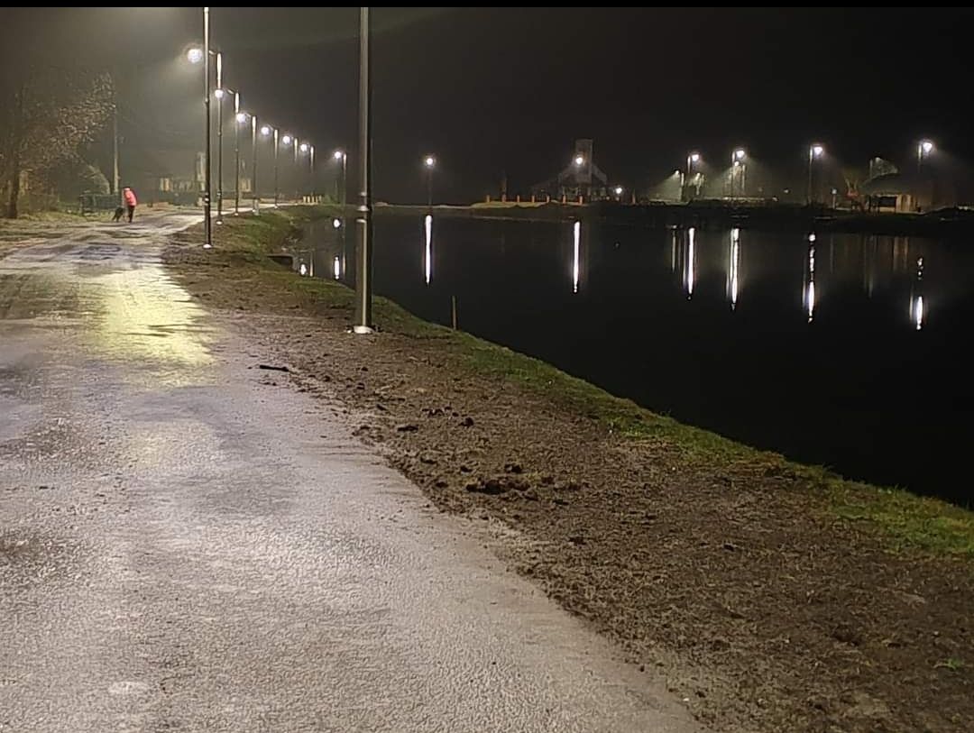 domek letniskowy z widokiem na jeziorko.