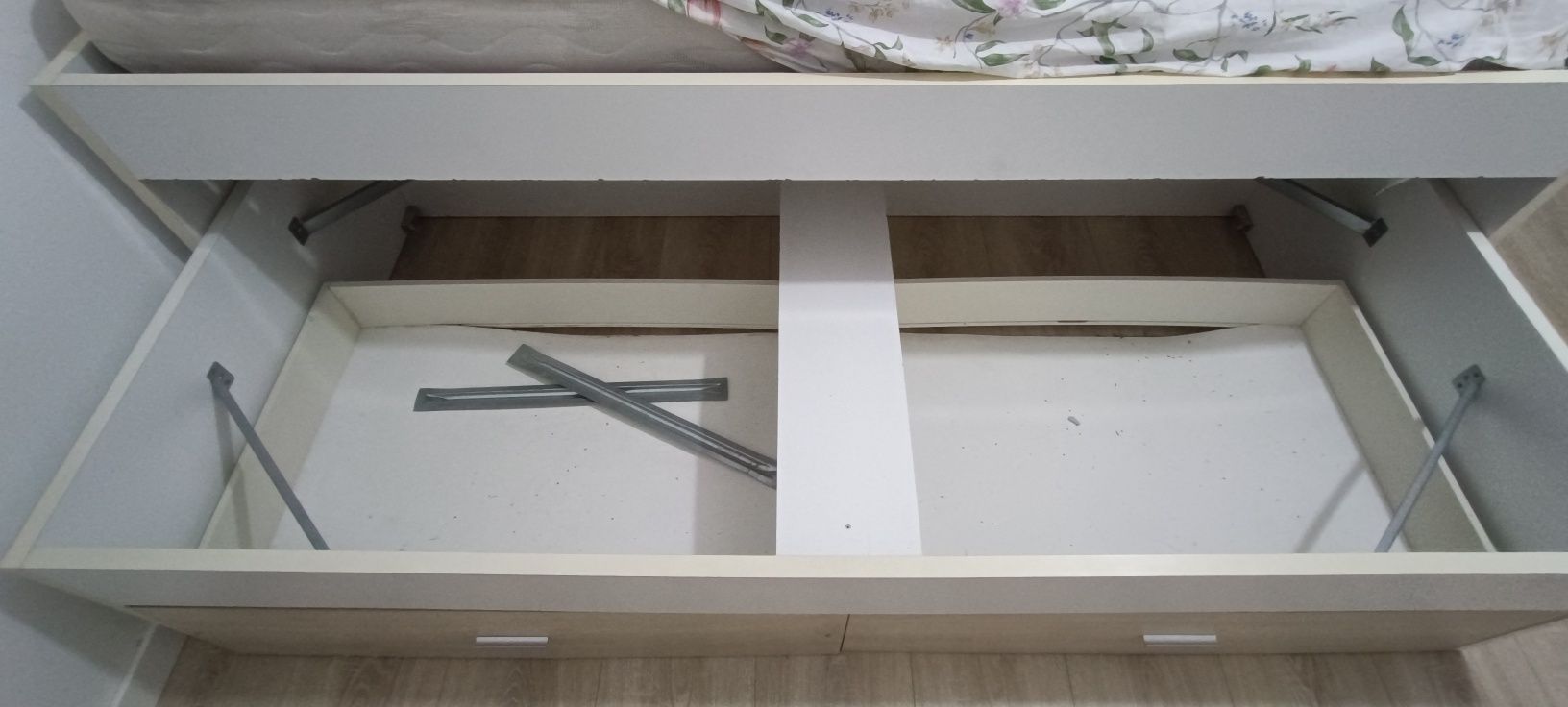 Cama com estrado e colchão de gavetas