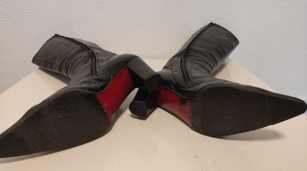Botas femininas em pele, de cor preta