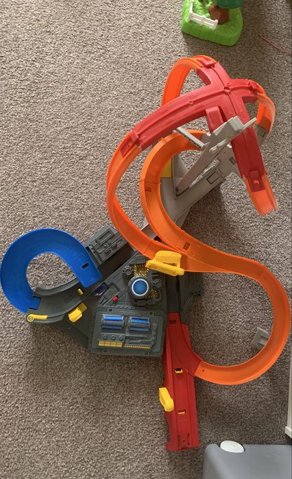 Трек Hot Wheels spin storm та вантажівка «Акуляча паща»