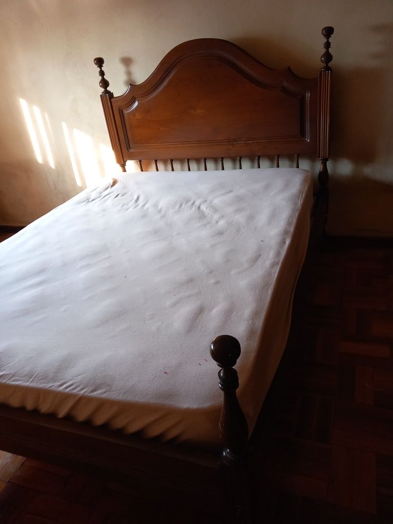 Cama de casal e guarda fatos