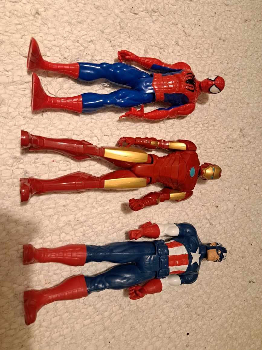 3 figuras super-heróis