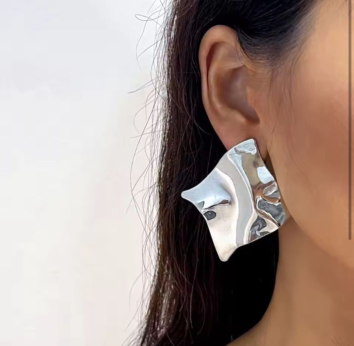 Brincos. Disponível em prateado e dourado. Muito bonito!