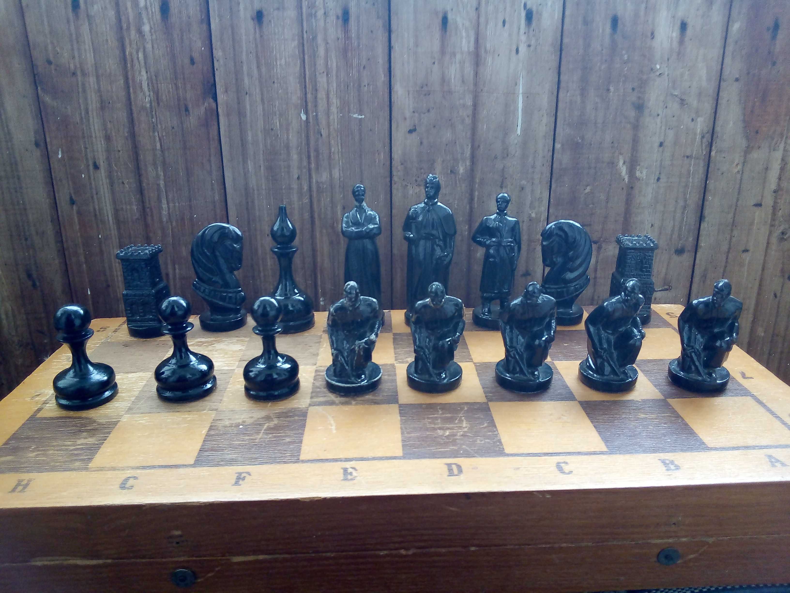 Продам шахматную доску с фигурами
