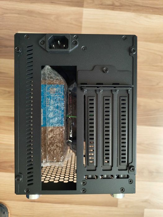 Obudowa SSF model S400 (Mini ITX), chłodzenie, zasilacz.