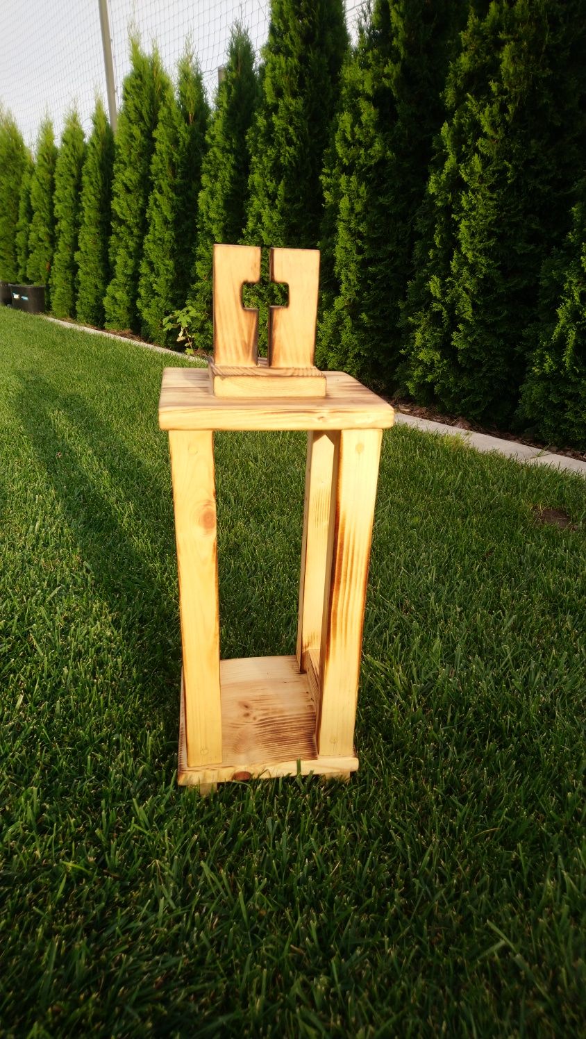 Lampion z drewna na cmentarz