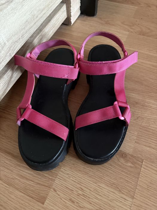 Stylowe sandały na platformie – różowe zapinane na rzep