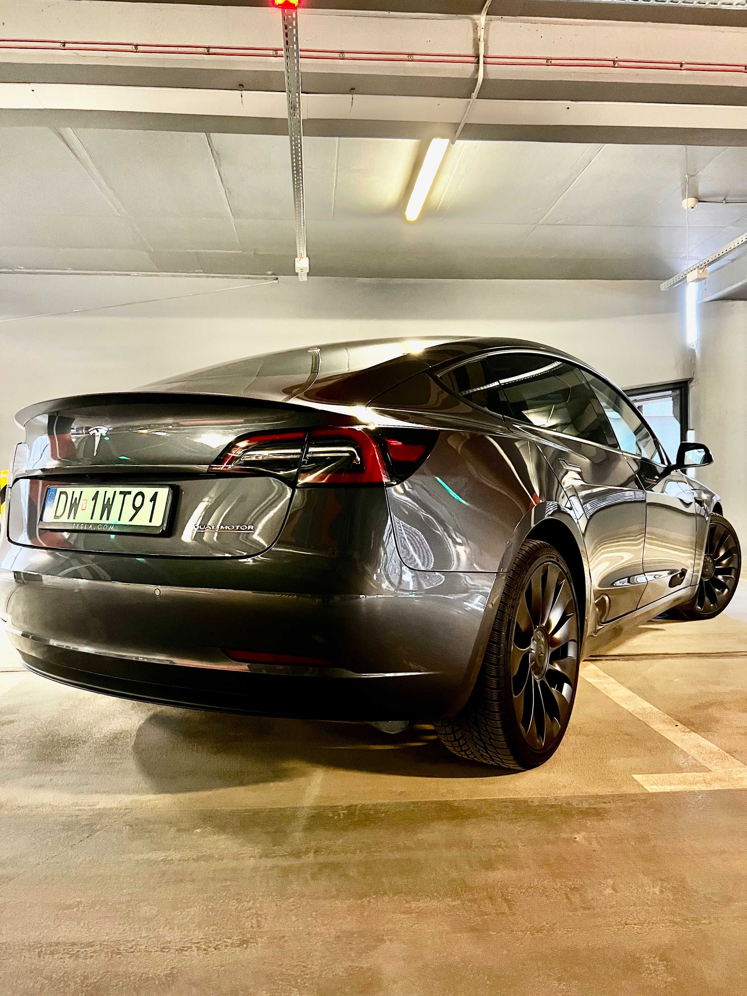 Wynajem samochodu Tesla 3 Performance 3.3sekundy/100km, 521 koni.