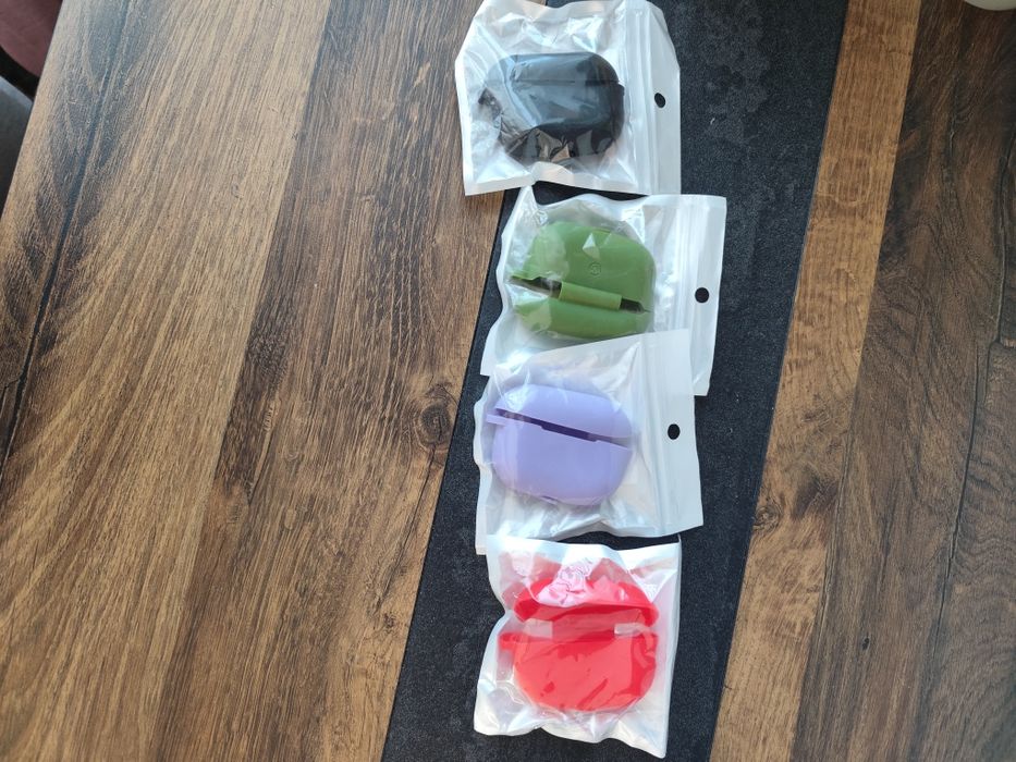 Чехол захисний для навушників червоний .