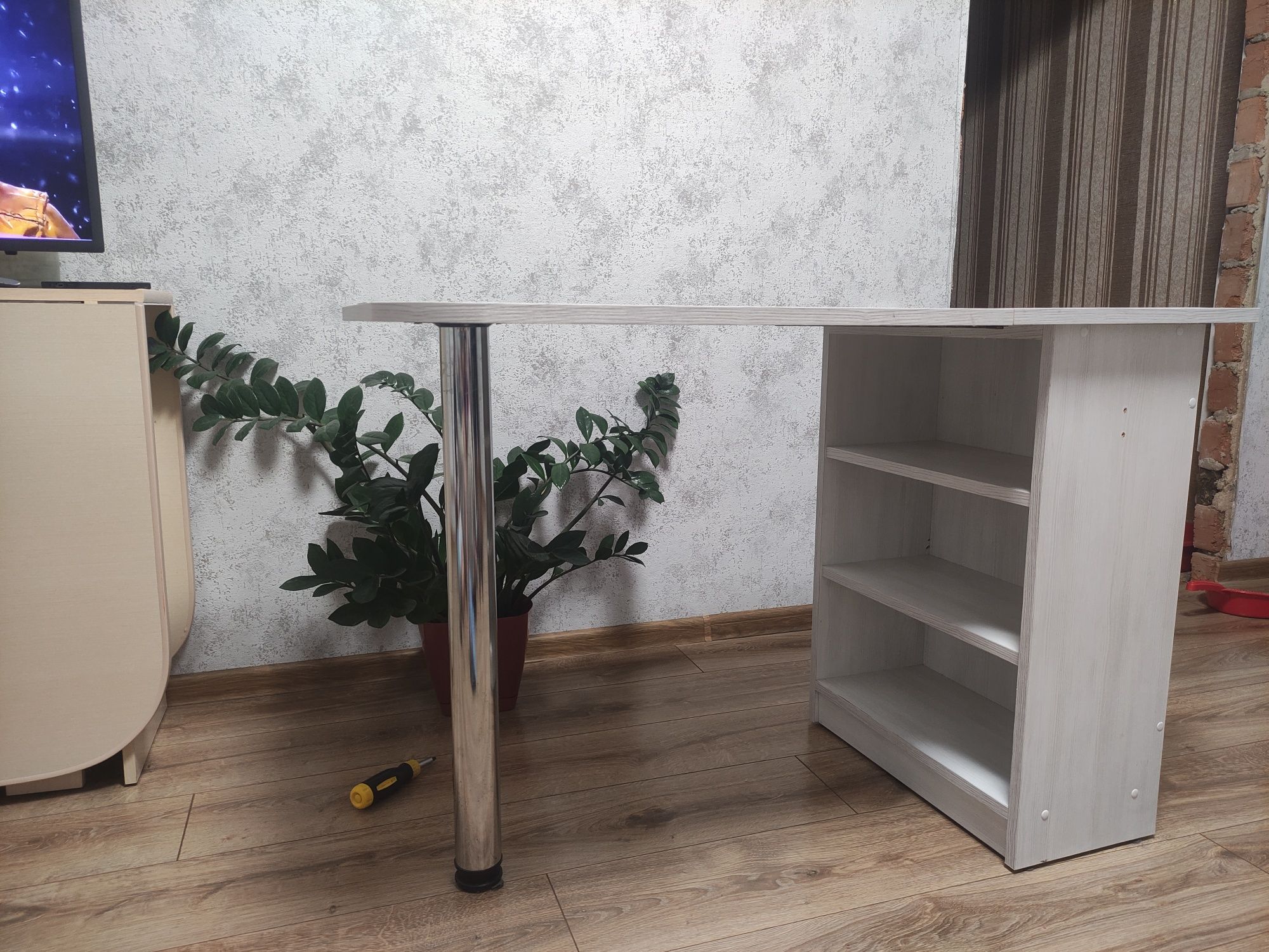 Продам столик письмовий