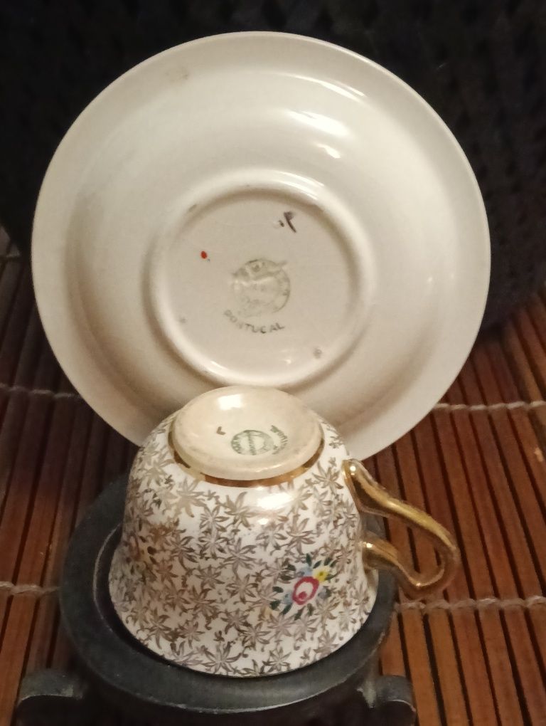 Bela chávena de café de faiança Sacavém