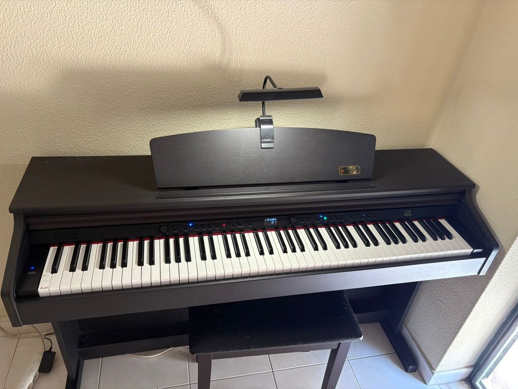 Piano preto de marca artesia com 4 anos