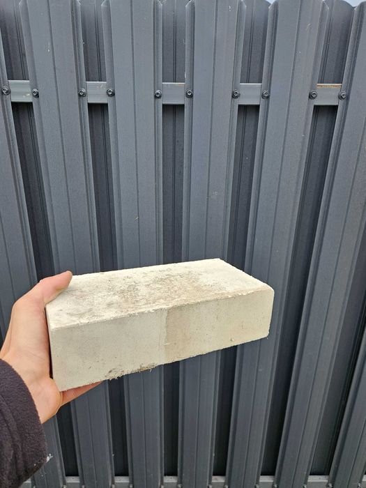 Продам силікатний кірпіч,в хорошому стані.