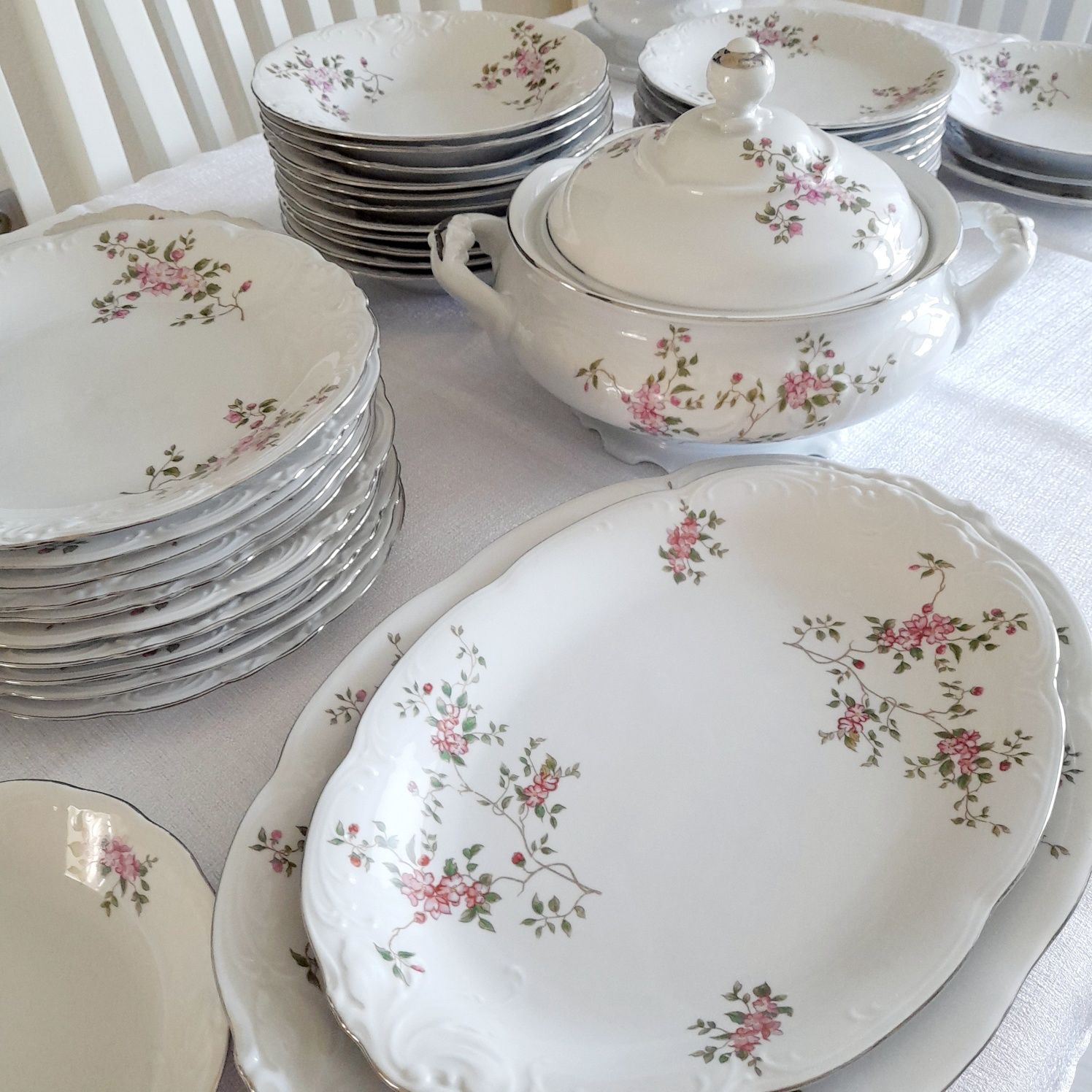 Serwis obiadowy porcelana 42 szt Wawel