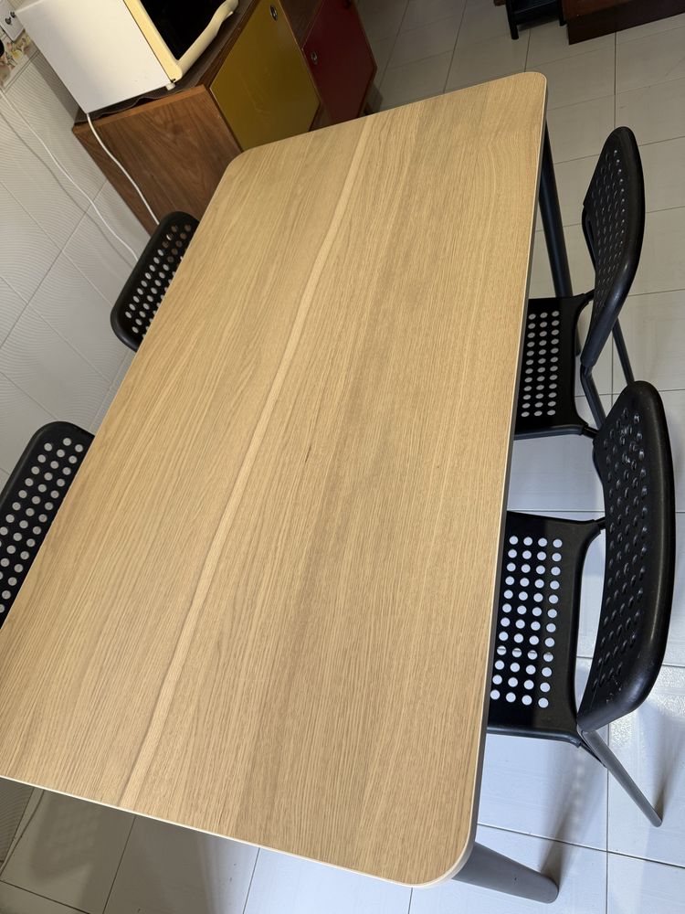 Mesa com 4 cadeiras