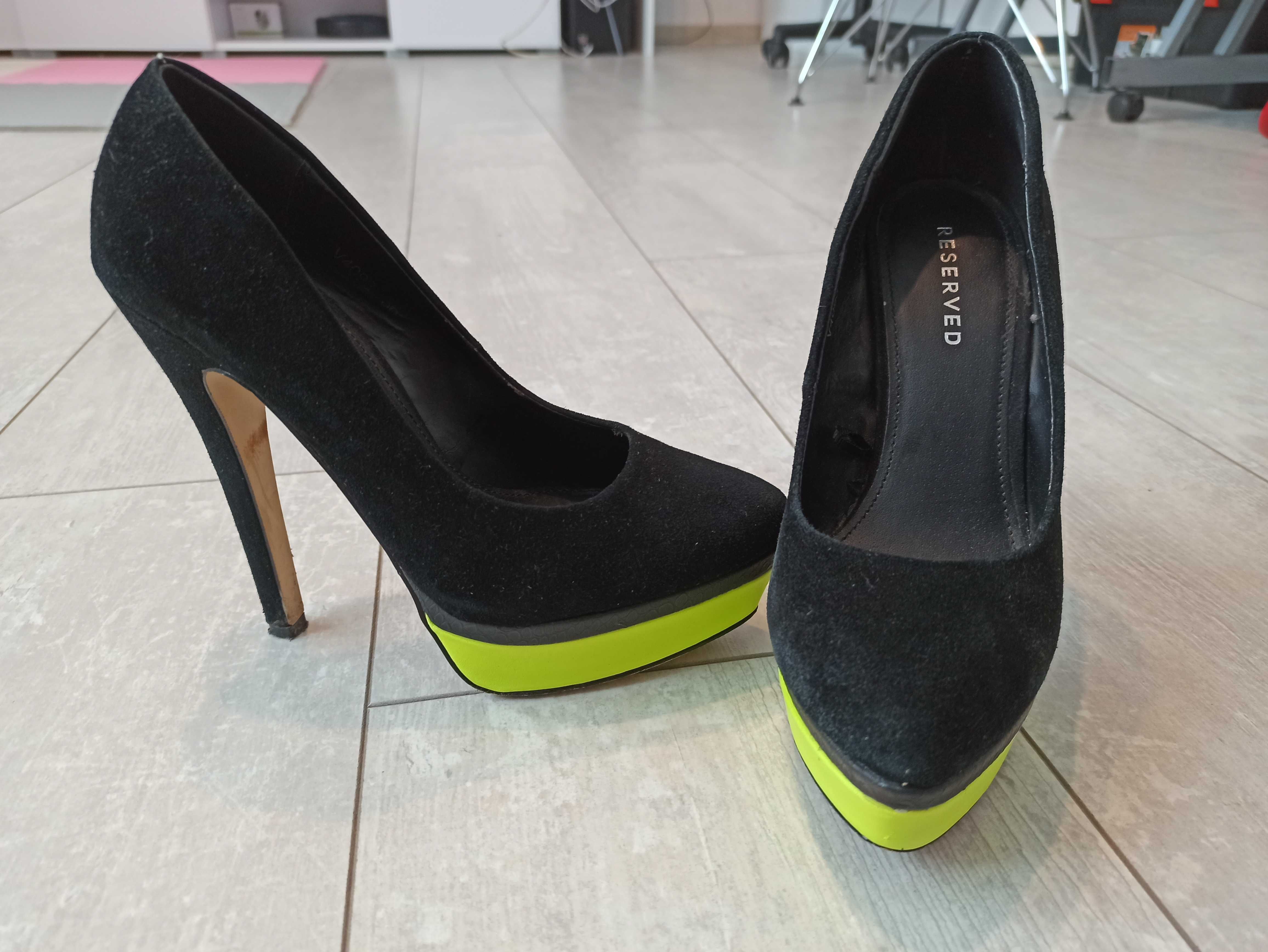 Czarne buty na obcasie z zieloną platformą